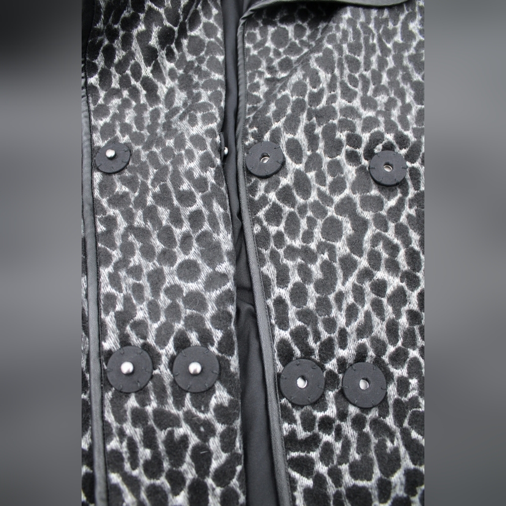 Chico’s Size 1 Black Grey Leopard Print Short Coat - Picture 4 of 9